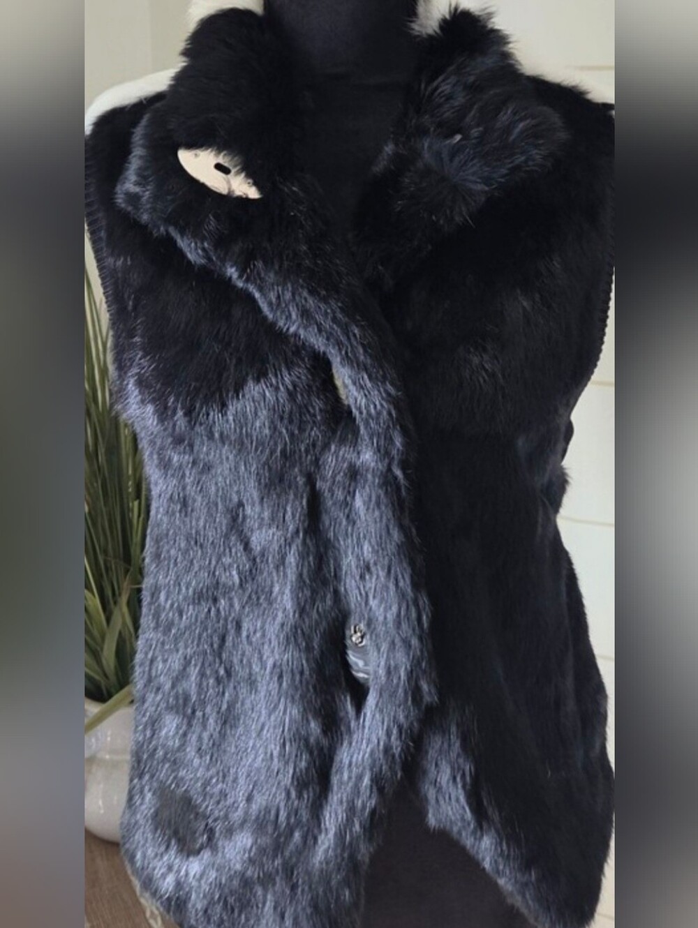 Black Rabbit Fur Vest M Gold Turn Lock Clasp Y2K Vintage Chalet Luxe Mixed Media